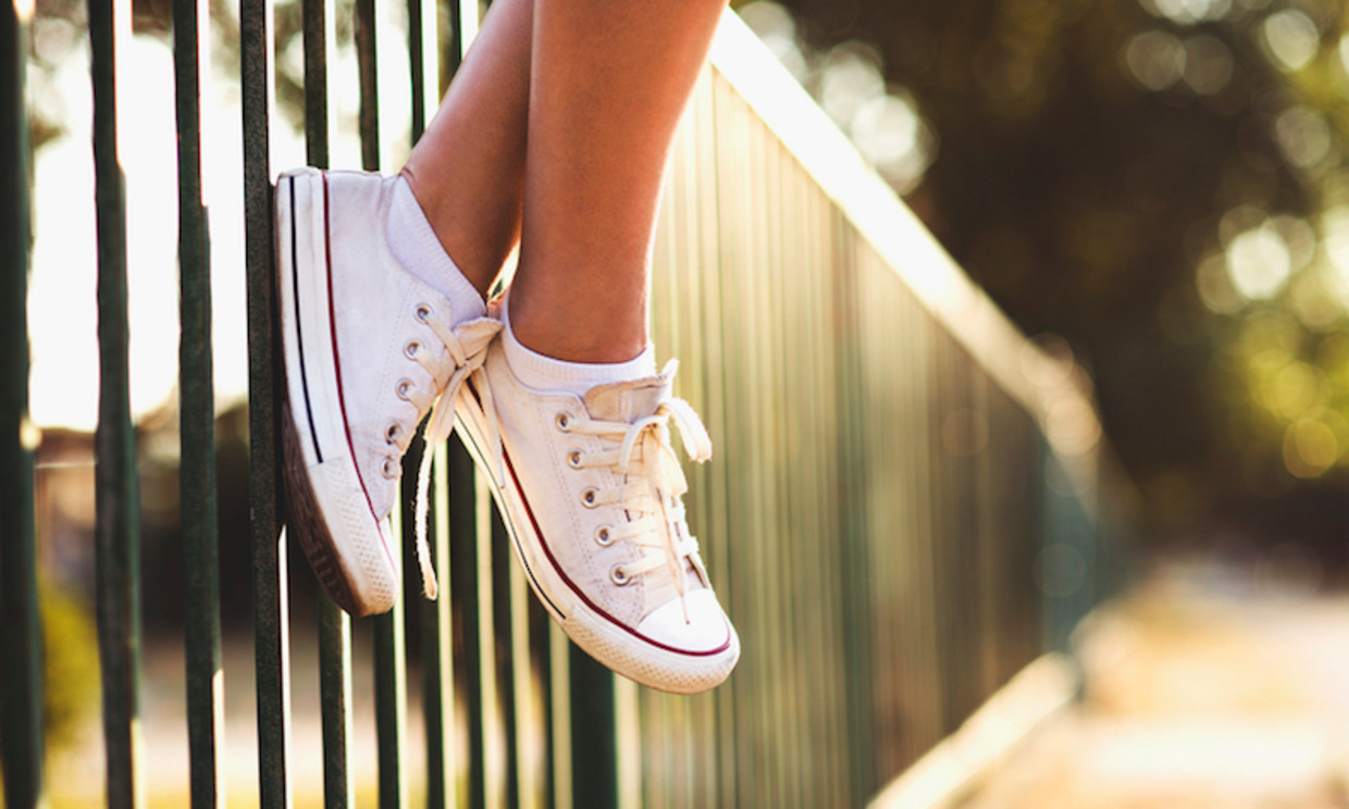 Handig trucje: zo maak je stoffen schoenen waterdicht | Libelle